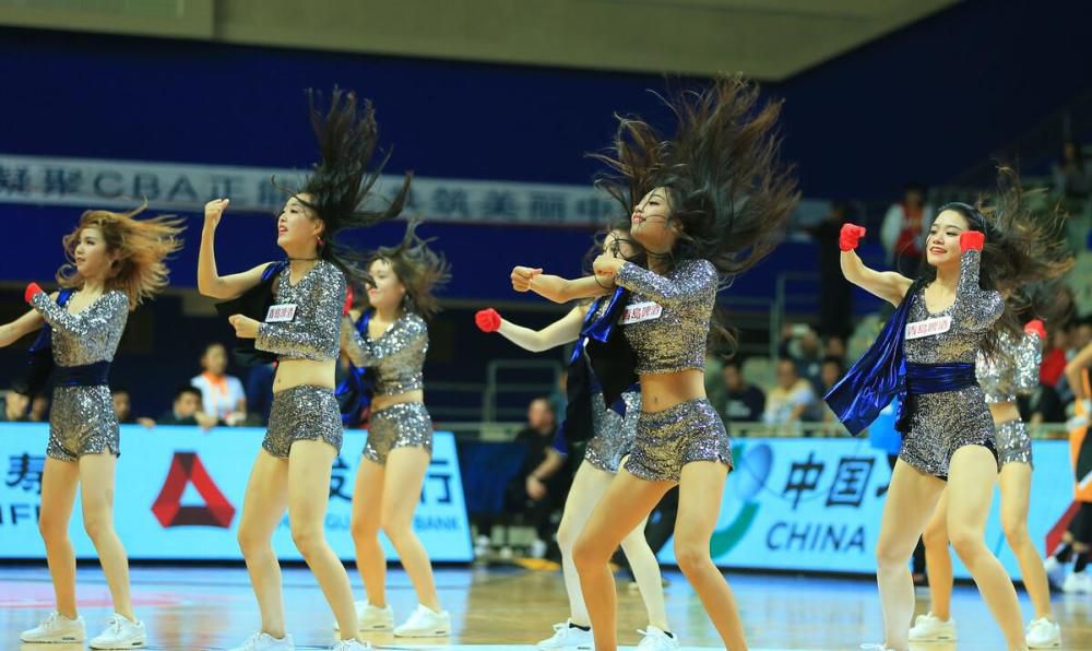 2009的炎天异常闷热，南边城市酝酿着一场阵雨。女孩李丛林的暑假作文迟迟没有灵感，多年不曾蒙面的船工秋秋阿姨俄然拜访，她道出了那年荒岛上的奇遇。 父亲出差时，李丛林丢掉了他的乌龟，怙恃口中的“丛林”却如影随影，李丛林隐约